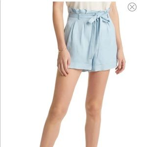 New with tags Linen Blend Paperbag Shorts
VICI COLLECTION size xs